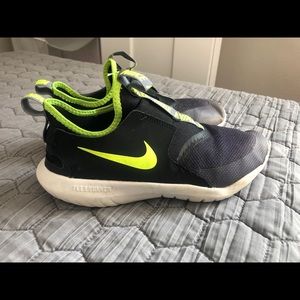 Boys Nike, flex runner tennis shoes